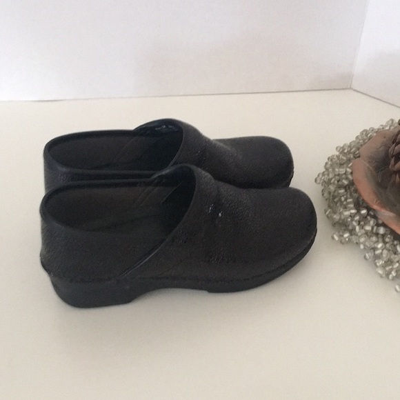 danskin slip resistant shoes